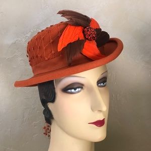 JAUNTY 1950's BURNT ORANGE FELT 'EQUESTRIAN' HAT WITH FEATHER WINGS & JEWEL TRIM